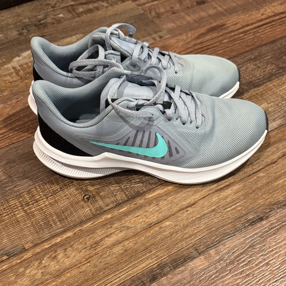 Nike Women's Light Gray Athletic Sneakers with Teal Swoosh